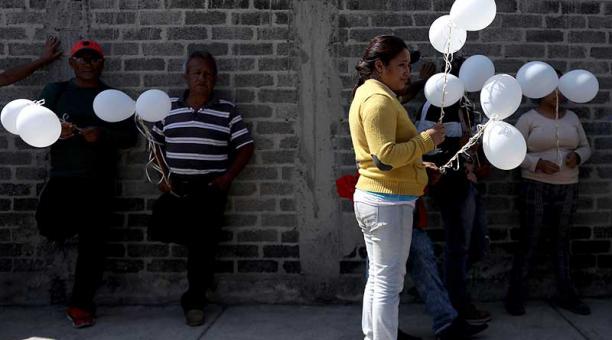 Familiares y amigos asisten al funeral de Fátima, de 7 años, el pasado 18 de febrero, en el barrio Tulyehualco de la Ciudad de México. Foto: EFE