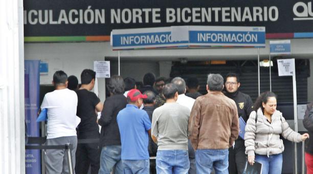 Atención en el Centro de Matriculación Bicentenario, en el norte de Quito. Foto: Eduardo Terán / ÚN