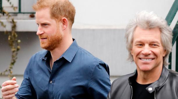 El príncipe Harry, el duque de Sussex (L) y el cantante estadounidense Jon Bon Jovi, salen de Abbey Road Studios en Londres el 28 de febrero de 2020, donde se reunieron con miembros del Coro de Invictus Games, que estaban allí para grabar un especial. sol