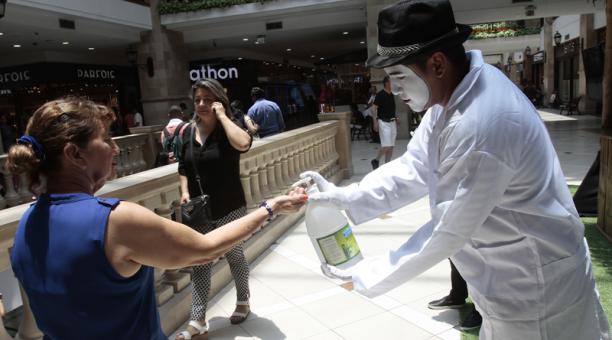 En los centros comerciales realizan campaña estratégica para prevenir covid-19. Foto / Mario Faustos / ÚN