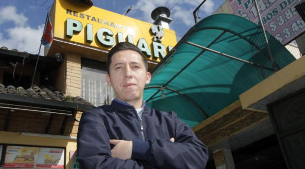 Fredy Sánchez frente al restaurante Piguari, ubicado en las avenidas Real Audiencia y José Amesaba. Foto: Patricio Terán / ÚN