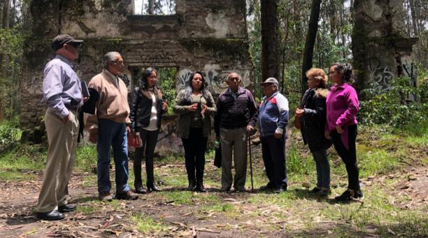 Los dirigentes barriales se reúnen frente a lo que queda de la hacienda. Foto: Betty Beltrán / ÚN