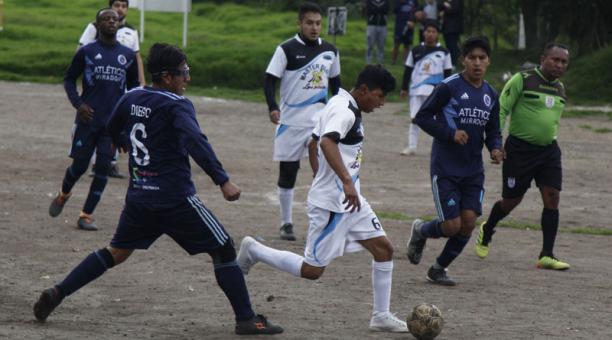 Un partido del fútbol barrial en la Liga Colinas del Sur. Foto: Galo Paguay/ ÚN
