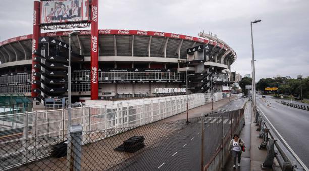 Vista del estadio Monumental de River Plate, luego que se confirmara la suspensión de la Superliga de Fútbol y la postergación de la Copa América por el Coronavirus, en Buenos Aires. Foto: EFE