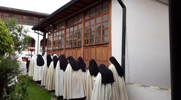 Las monjitas de claustro hacen una procesión dentro del predio. Foto: cortesía Monasterio del Carmen Alto