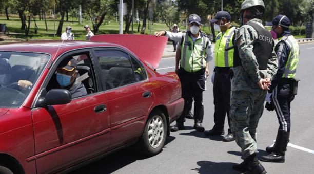 Agentes de tránsito, policías y militares hacen los controles a los vehículos. Foto: Galo Paguay / ÚN