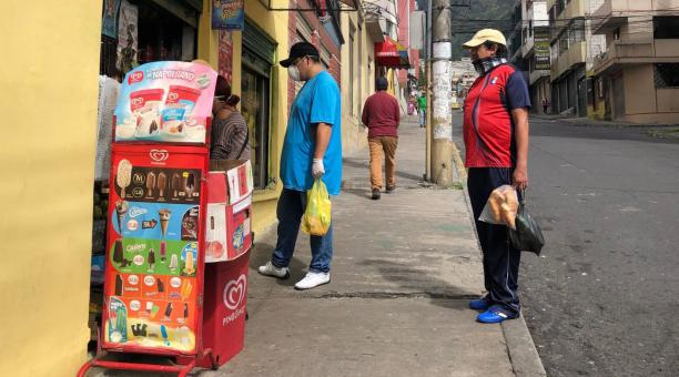 Vecinos hacen fila en una tienda de la calle Obispo Díaz de la Madrid.