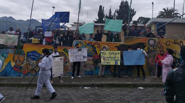 La protesta duró tres horas. Participaron familiares y jóvenes que asisten al centro La Dolorosa.