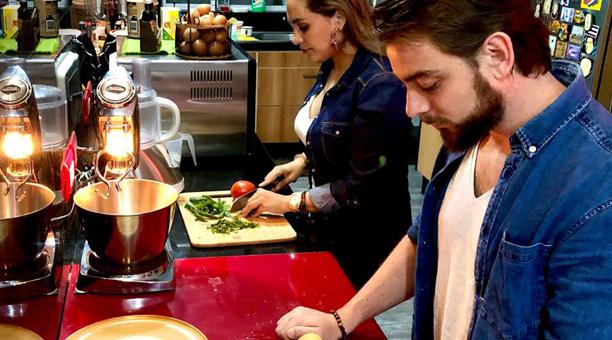 Lorena Jarrín y Eduardo Delaveau (foto) hacen empanadas chilenas; cada día elaboran 50.