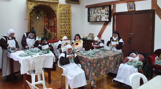 Las religiosas del Carmen Alto se dividen el trabajo en una sala del convento para cortar la tela y coser los elásticos.