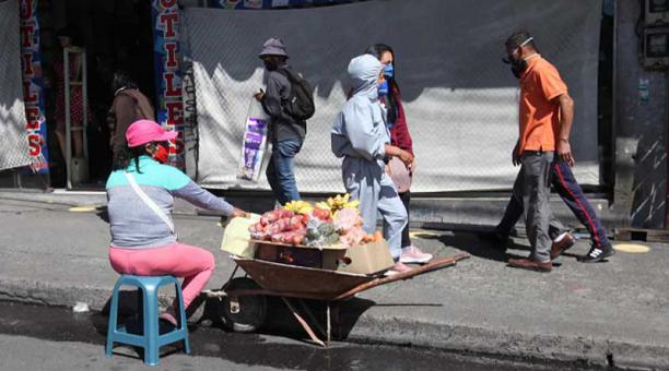 Vendedores autónomos ocuparon las aceras con sus diferentes productos. Foto: Julio Estrella / ÚN