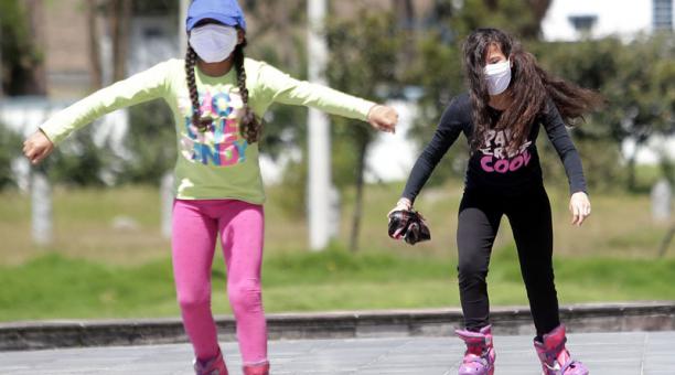 Natasha y Sabelly, de 12 y 11 años, patinaron protegidas, el 7 de junio del 2020, en el parque Itchimbía. Diego Pallero / ÚN