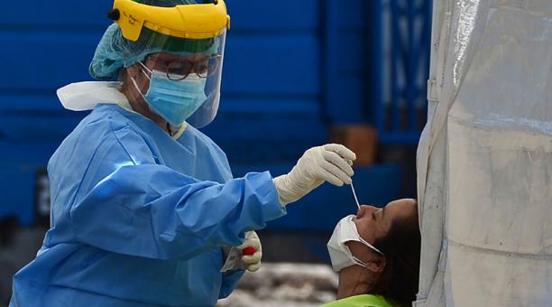 Una trabajadora de la salud realiza una prueba para covid-19 a una paciente en Tegucigalpa, Honduras, el 9 de junio del 2020. Foto: AFP