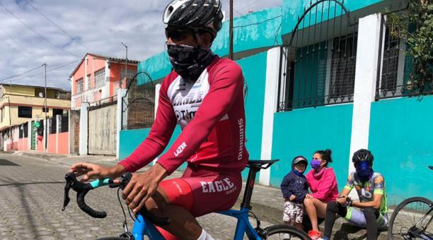Isaac Yaguaro, nuevamente con su bicicleta profesional. Busca la que robaron a su esposa. Euardo Terán / ÚN