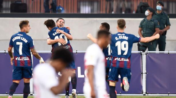 Jugadores del Levante festejan un tanto ante Sevilla el 15 de junio del 2020. Foto: AFP