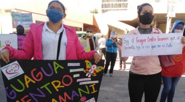 Gente de los Guagua Centros hizo un plantón en la Unidad de Violencia contra la Mujer y la Familia. Foto: cortesía