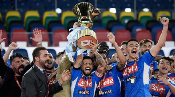 Los jugadores y el cuerpo técnico del Nápoli festejan la victoria en la final de la Copa de Italia, el 17 de junio del 2020. Foto: AFP