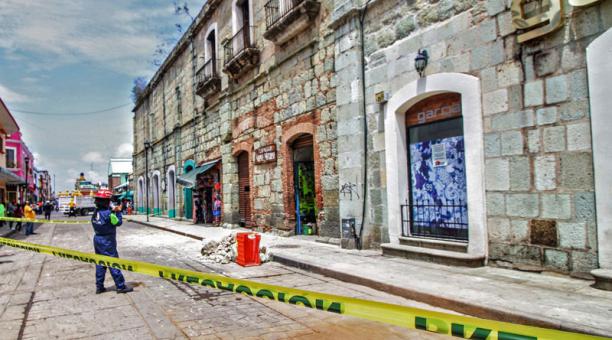 Una cinta de seguridad alerta a las personas sobre un edificio dañado después de un terremoto en Oaxaca, México, el 23 de junio de 2020. Foto: AFP
