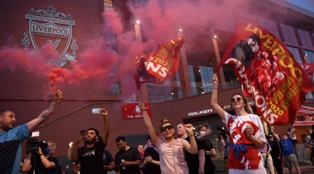 Hinchas del Liverpool festejan el título en la Premier League. Foto: AFP