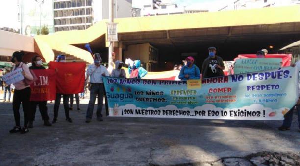 El 16 de junio del 2020, gente de los Guagua Centros hizo un plantón. Ese día les negaron una acción de protección para evitar el cierre. Foto: Cortesía