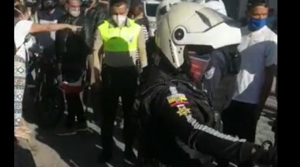 Moradores golpearon a un hombre en Calderón. La Policía logró salvarlo de un mayor castigo. Captura de video