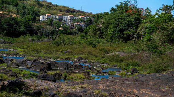 La sequía que afectó a Río Grande de Loiza se ve en Trujillo Alto, Puerto Rico, el 29 de junio de 2020. Foto: AFP