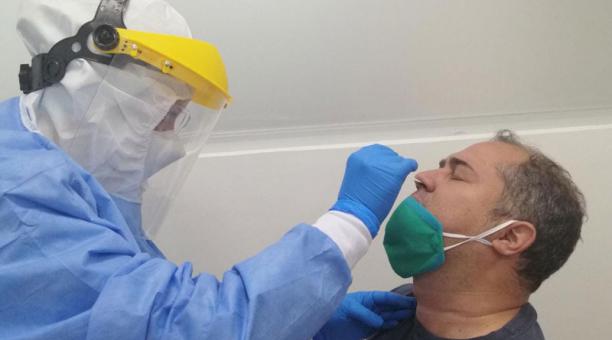 Las muestras para pruebas PCR se toman  con un hisopo que es introducido en la nariz. Cortesía Veris