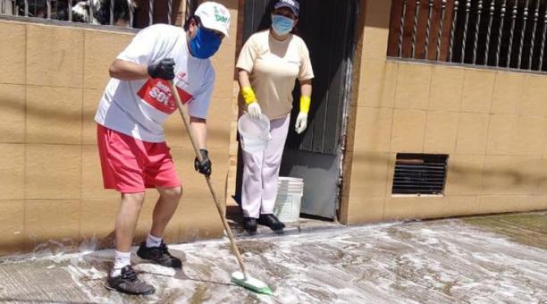 Los vecinos se encargan de dejar bien limpio  y desinfectado el frente de cada casa. Cortesía directiva de Barrionuevo