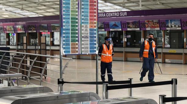 En la terminal Quitumbe (sur) están listas las adecuaciones, pero no hubo viajes ayer (1 de julio del 2020) temprano. Eduardo Terán / ÚN