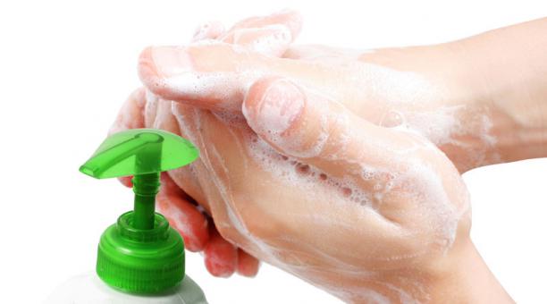 El jabón líquido es recomendable sobre otras presentaciones pues es más suave. Ingimage