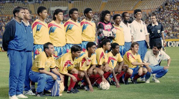 Dannes Coronel, segundo desde la izquierda, abajo, como parte de la Selección de Ecuador en la Copa América 1993. Foto: Archivo / EL COMERCIO