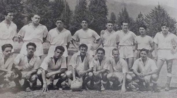 Jugadores del SD Argentina, club fundado en la Plaza del Teatro el 9 de julio de 1940. Foto de la cuenta Instagram del Deportivo Quito
