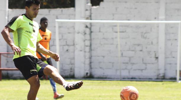 Luis Fernando Saritama, de 36 años, espera llegar a un acuerdo para su quinto retorno a filas del Deportivo Quito. El lojano fue protagonista en los títulos de la ‘AKD’. Foto:  Archivo/ÚN