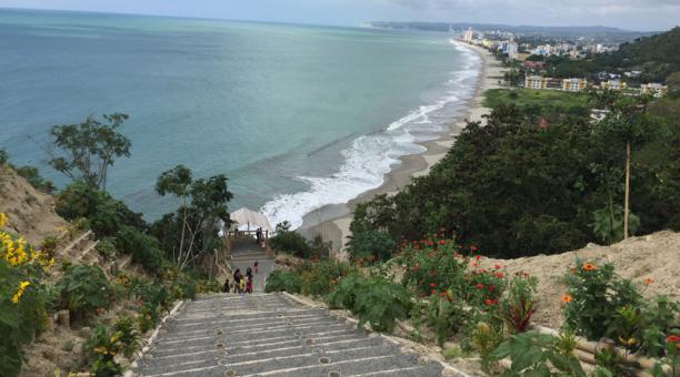 Desde el mirador se pueden observar las extensas playas del cantón Atacames, en Esmeraldas. Foto: Marcel Bonilla / ÚN