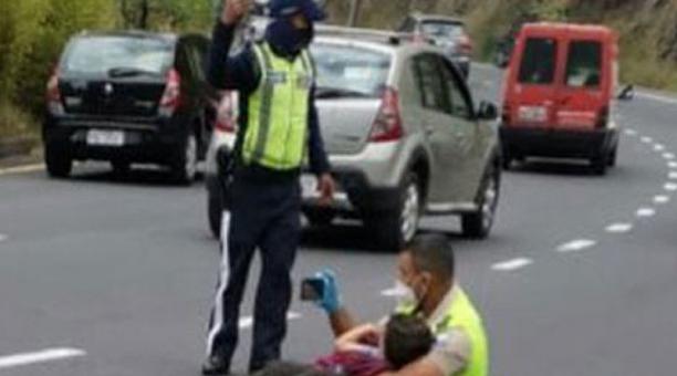 El cabo primero Ramón Salazar cuidó de un niño, tras un accidente. Foto tomada de redes sociales