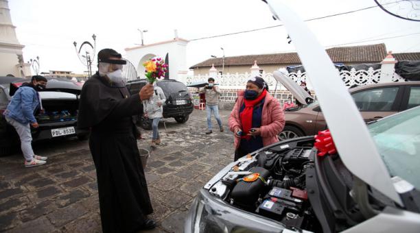 El sábado 11 de julio del 2020, el padre Juan Carlos Jilón bendijo carritos en El Quinche. Julio  Estrella / Últimas Noticias