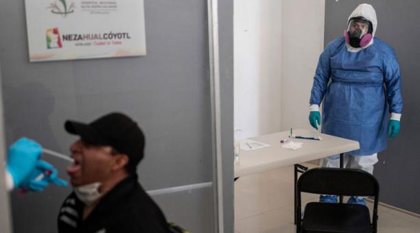 Un trabajador de la salud realiza una muestras para covid-19 en Nezahualcoyotl, México, el 13 de julio del 2020. Foto: AFP