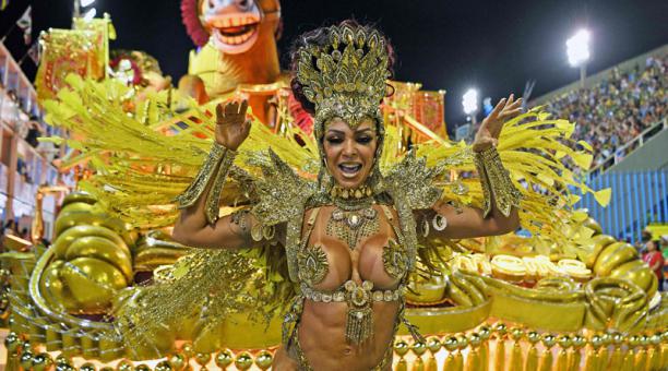 En la presentación de la escuela de samba  Sao Clemente, en el Carnaval de Río de Janeiro, en el 2020. Foto: AFP
