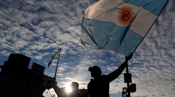 Manifestantes participan en una protesta contra el Gobierno nacional y las medidas de cuarentena en la ciudad de Buenos Aires. Foto: Archivo / Reuters