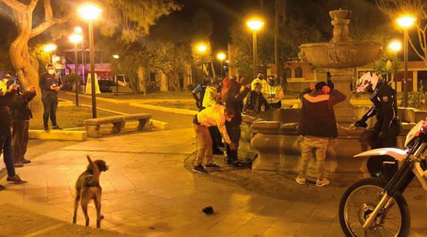 Personal municipal recorrió la plaza de Cotocollao el sábado 18 de julio del 2020 por la noche. Foto de la cuenta Twitter de la  Secretaría de Seguridad