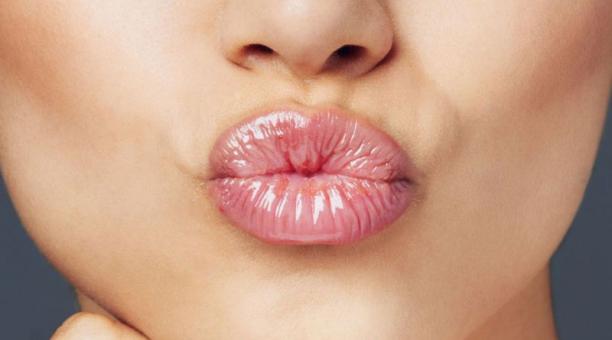 Los tratamientos caseros se deben realizar sobre los labios con piel visiblemente sana. Si tiene problemas, consulte antes con su dermatólogo.