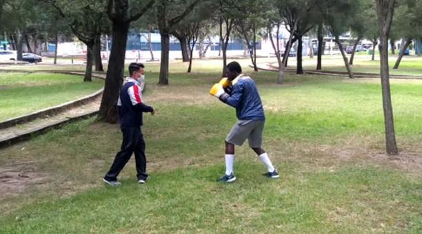El boxeador Abel Mina durante un entrenamiento con Manuel Díaz en el parque La Carolina. Foto: cortesía Abel Mina