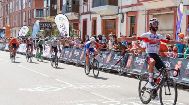 El colombiano Fernando Gaviria ingresa primero en la segunda etapa de la Vuelta a Burgos, este 29 de julio del 2020. Foto: @VueltaABurgos