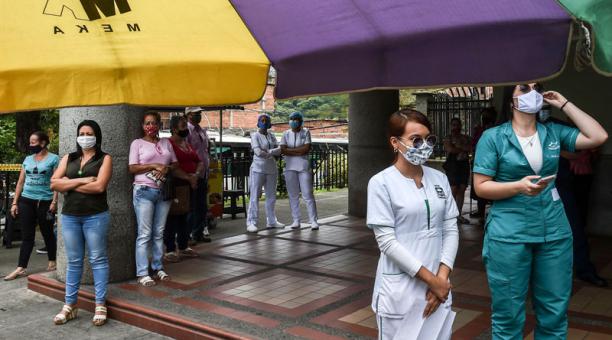 Trabajadores de la salud en los exteriores de un hospital de Medellín el 30 de julio del 2020. Foto: AFP