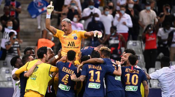 Los jugadores del PSG levantan al golero Keylor Navas, héroe en la final ante Lyon el 31 de julio del 2020. Foto: AFP