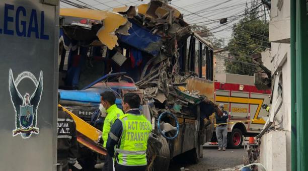 El bus impactó su parte delantera izquierda con una casa. Fotos: Eduardo Terán / ÚN, y Cuerpo de Bomberos Quito