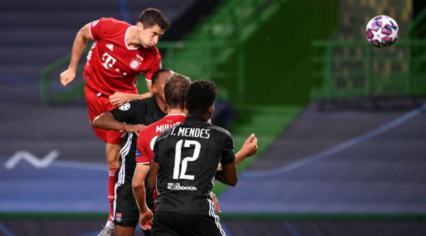 Robert Lewandowski del Bayern Munich marca el tercer gol del Bayern Munich  ante  Olympiquede Lyon en la Champions, el 19 de agosto del 2020. Foto: Reuters