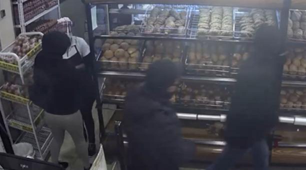 Las panaderías fueron asaltadas con nueve minutos de diferencia. Foto: captura de pantalla de video de seguridad