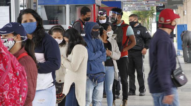 En la estación Río Coca, gente con mascarilla hace fila para subir al bus. Foto: Eduardo Terán / ÚN