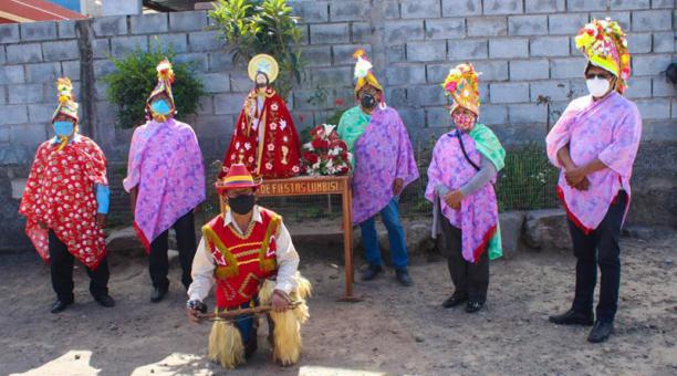 Los comuneros posan junto a San Bartolomé, con los atuendos de la celebración tradicional. Foto: Cortesía Comuna de Lumbisí